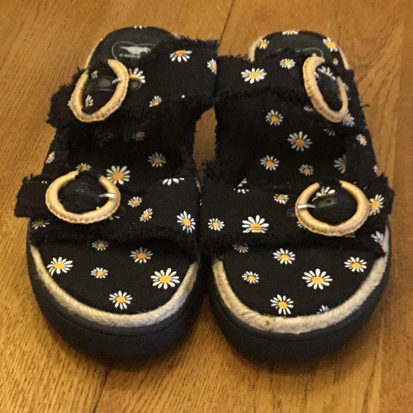 Woman’s Rocket Dog black fabric with daisies slip on sandal. Size 8.5. New! - Picture 2 of 6
